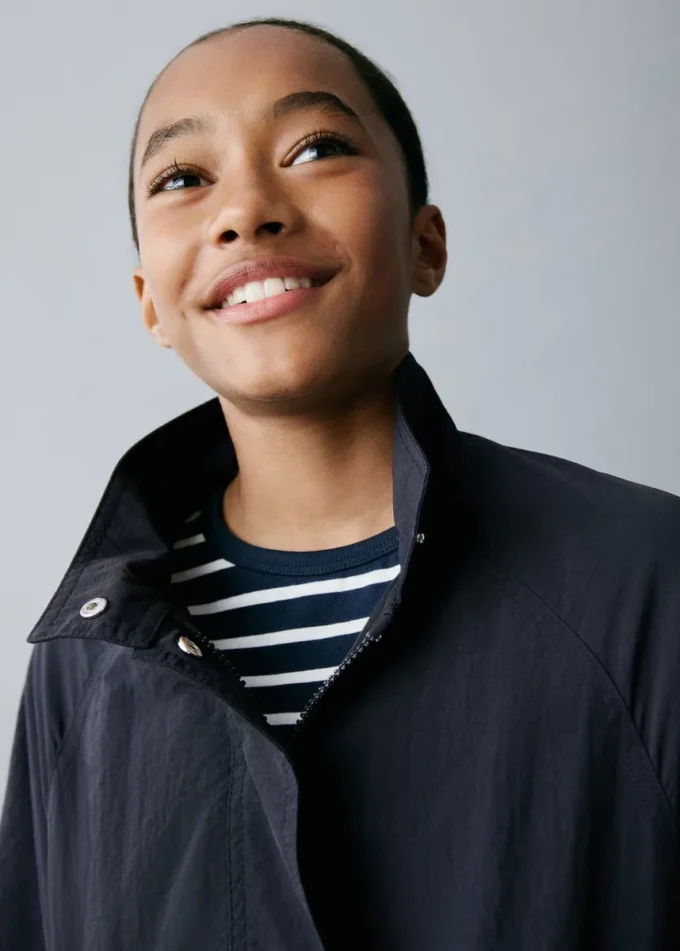 Trench con dettaglio bottoni Trench con dettaglio bottoni