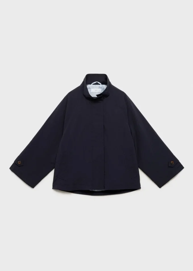 Trench con dettaglio bottoni Trench con dettaglio bottoni