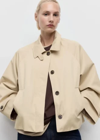 Trench corto oversize con spalline