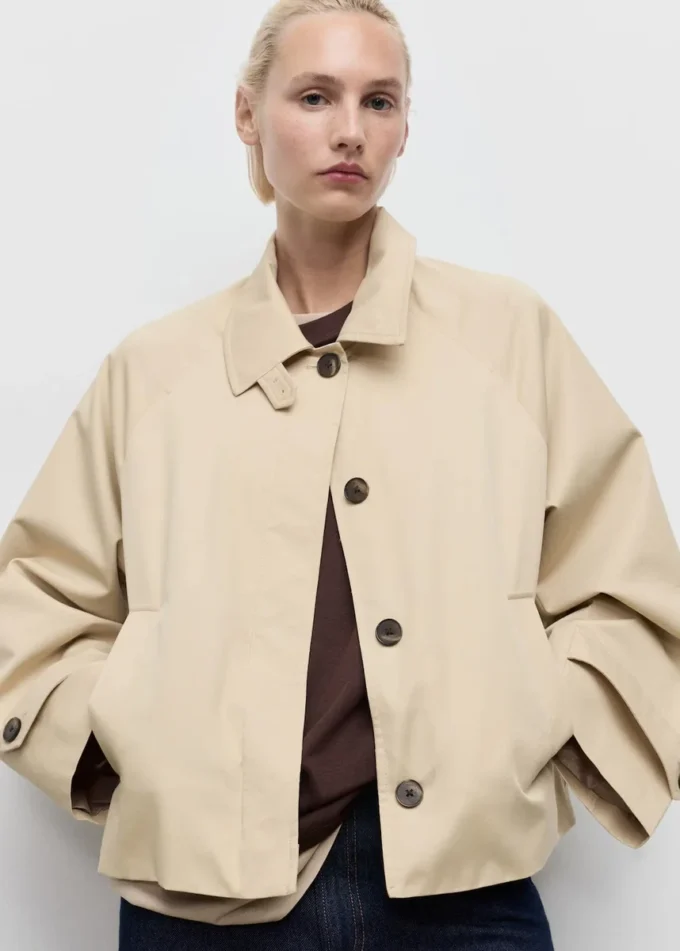 Trench corto oversize con spalline