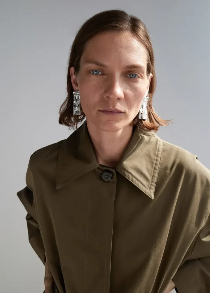 Trench lungo in cotone con bottoni nascosti Trench lungo in cotone con bottoni nascosti