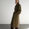 Trench lungo in cotone con bottoni nascosti Trench lungo in cotone con bottoni nascosti