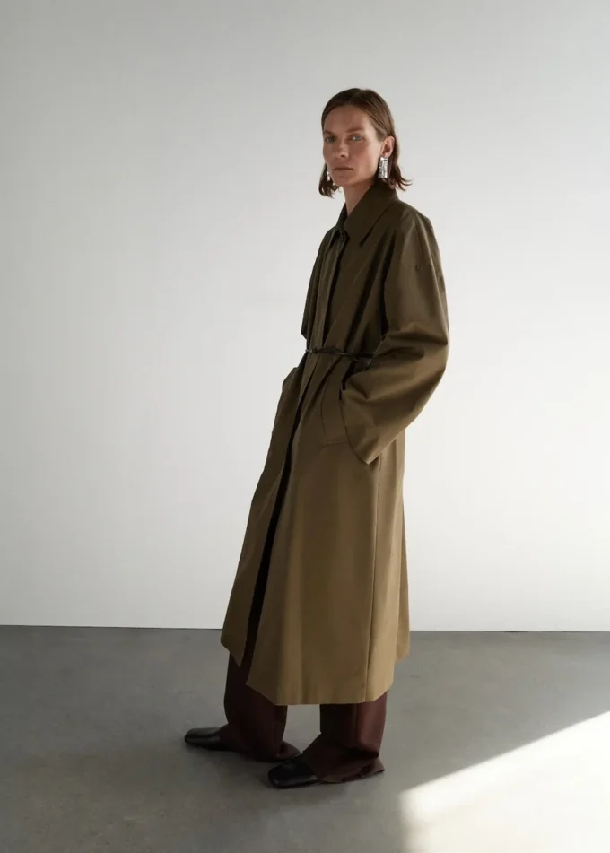 Trench lungo in cotone con bottoni nascosti Trench lungo in cotone con bottoni nascosti