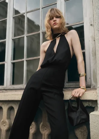 Tuta con scollo all’americana e sciarpa