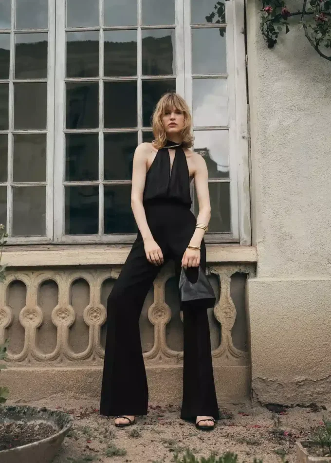 Tuta con scollo all’americana e sciarpa Tuta con scollo all’americana e sciarpa