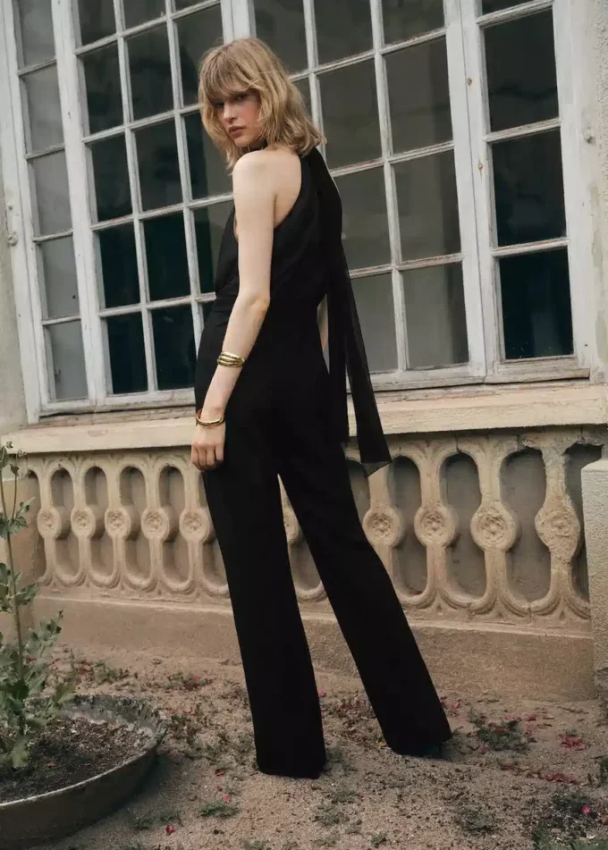 Tuta con scollo all’americana e sciarpa Tuta con scollo all’americana e sciarpa