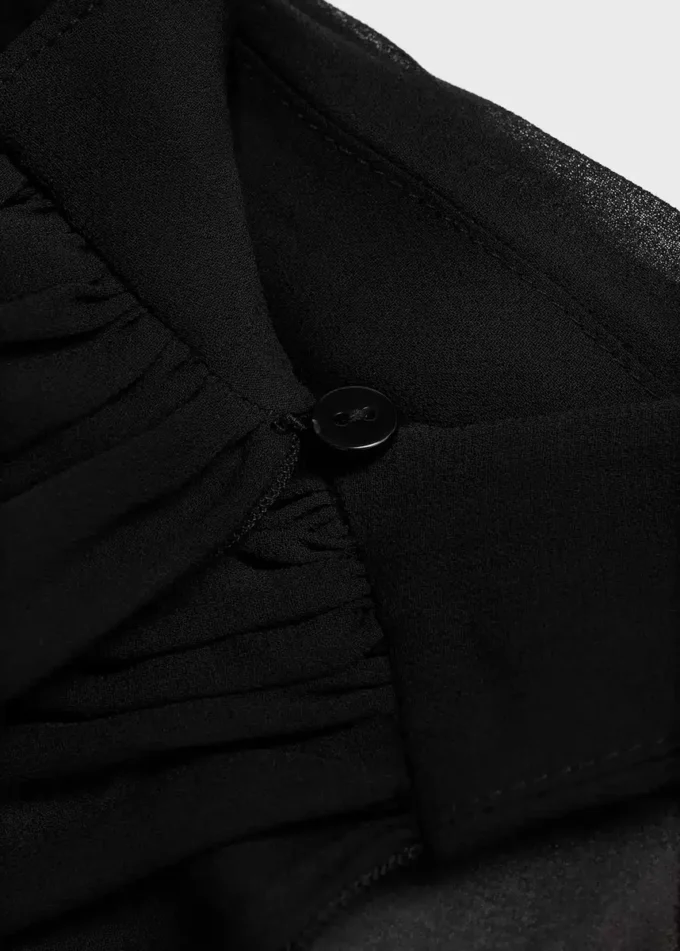 Tuta con scollo all’americana e sciarpa Tuta con scollo all’americana e sciarpa