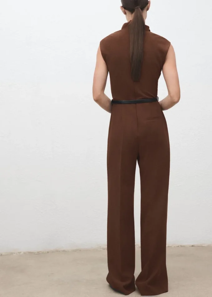 Tuta con scollo drappeggiato e cintura Tuta con scollo drappeggiato e cintura