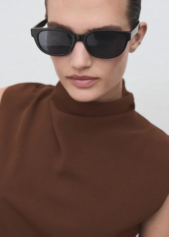 Tuta con scollo drappeggiato e cintura Tuta con scollo drappeggiato e cintura