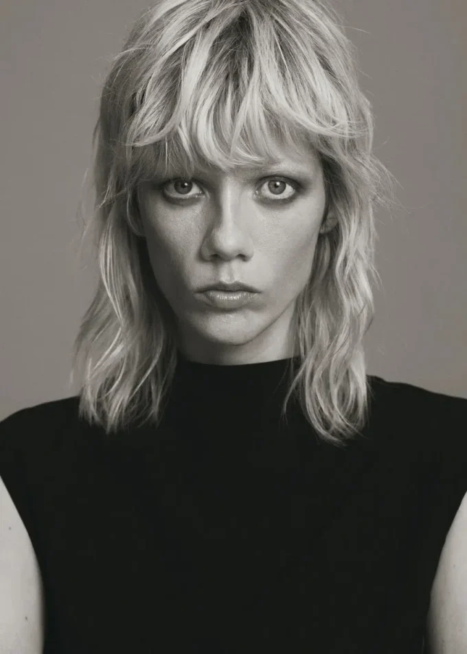 Tuta con scollo drappeggiato e cintura Tuta con scollo drappeggiato e cintura