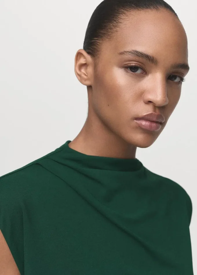 Tuta dritta con scollo drappeggiato Tuta dritta con scollo drappeggiato