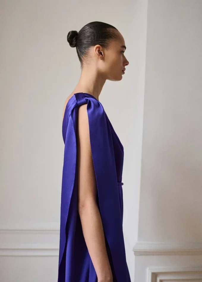 Tuta lunga con maxi volant in raso Tuta lunga con maxi volant in raso