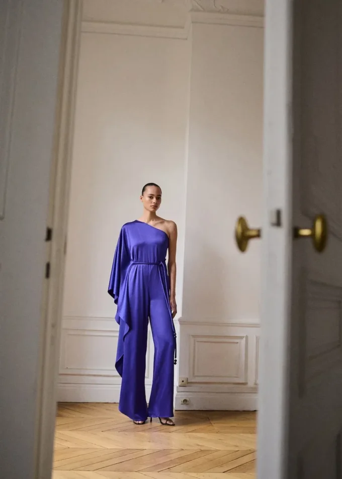 Tuta lunga con maxi volant in raso Tuta lunga con maxi volant in raso