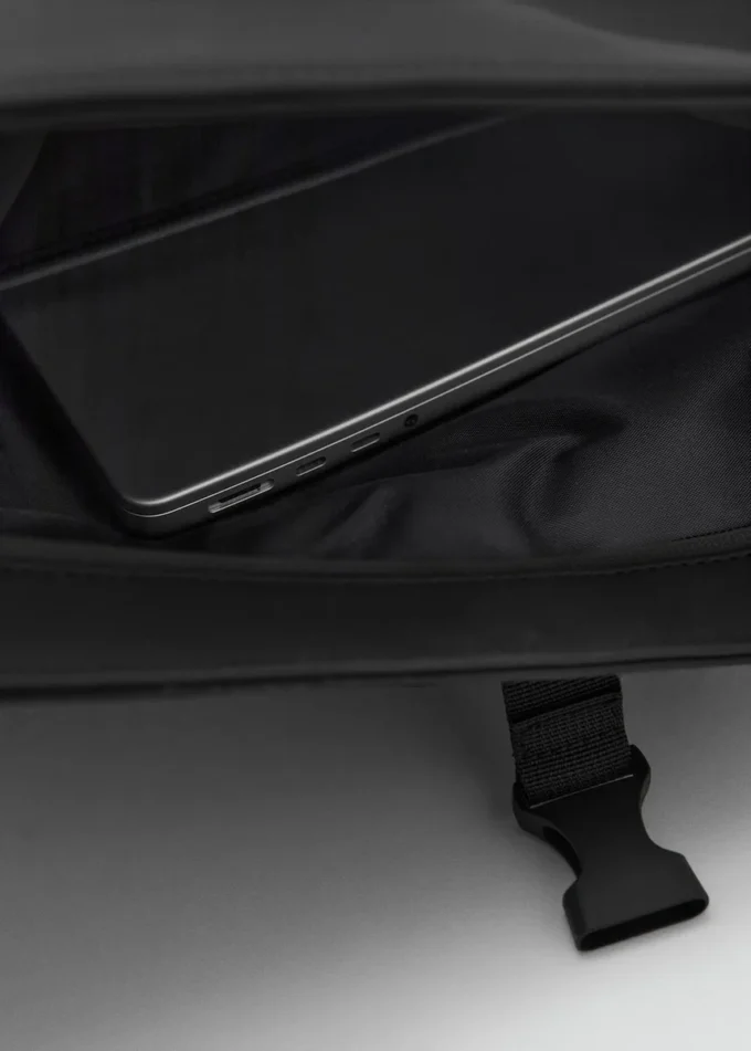 Zaino gommato con chiusura a patta